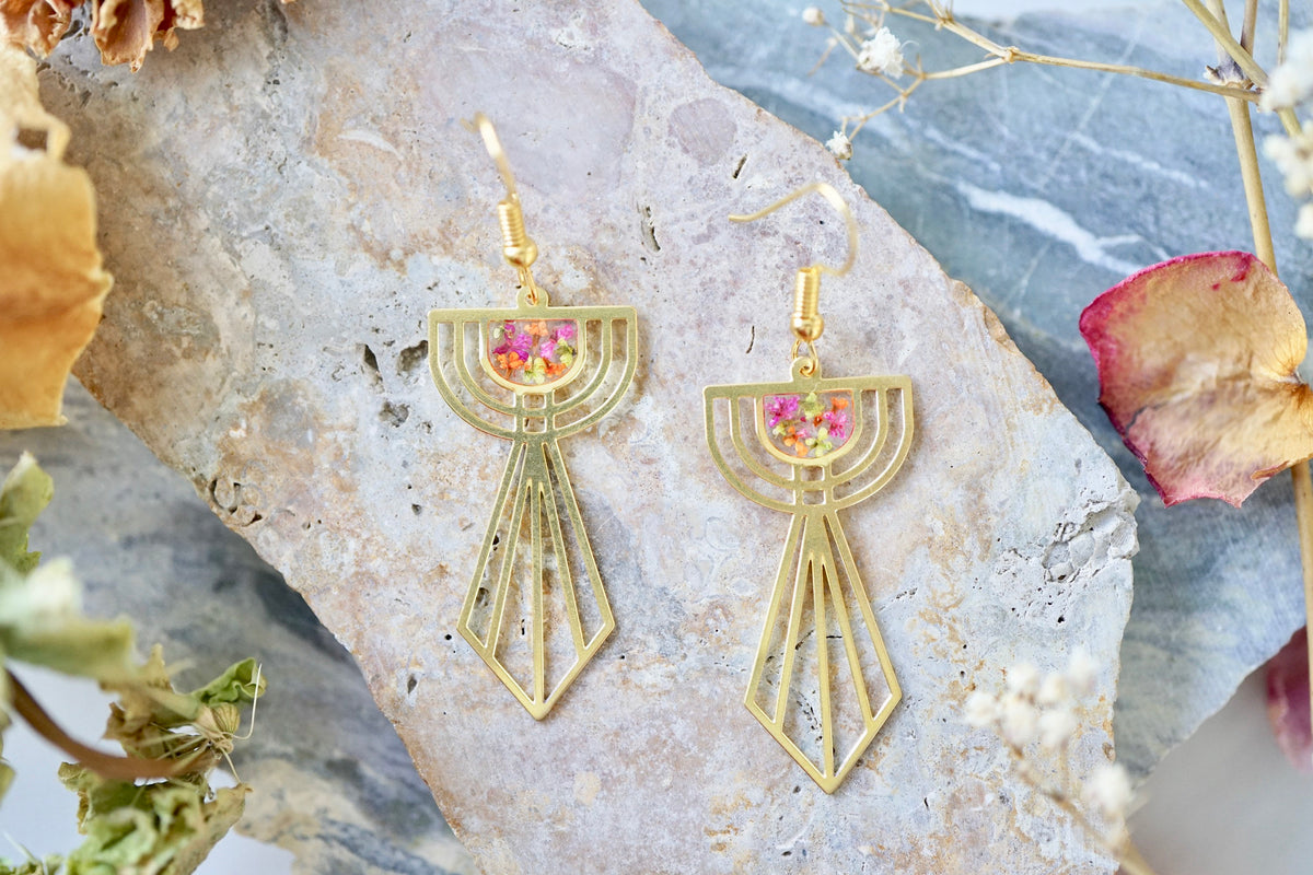 Queen Anne Classic Gold Earrings with Pressed Flowers